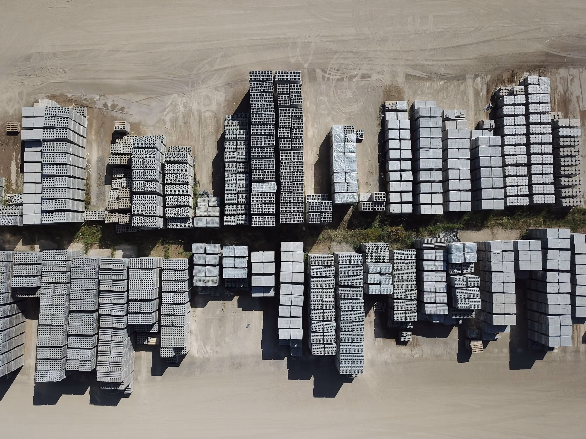 Vue aérienne de piles d'agglos en béton sur une aire de stockage